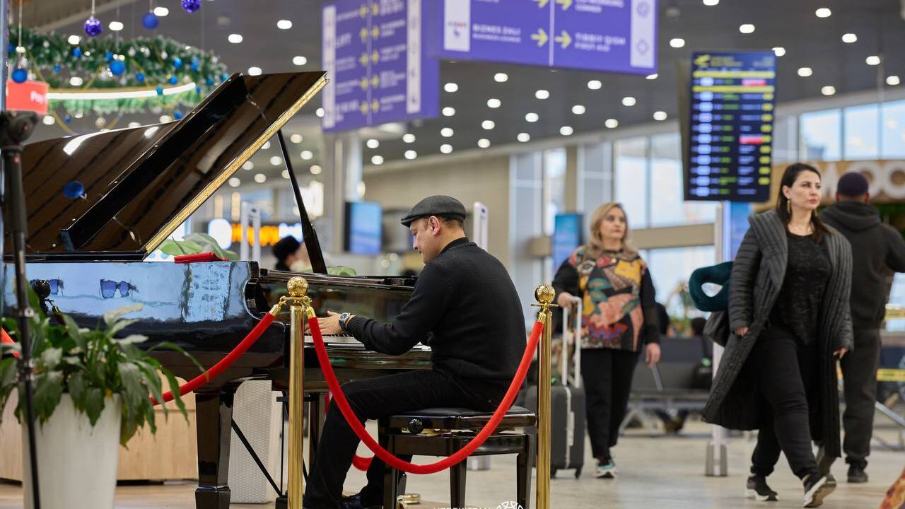 В аэропорту Ташкента появился рояль: на нем сможет сыграть любой желающий