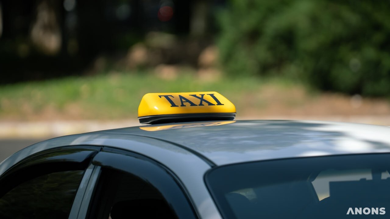 В аэропорту Ташкента нескольким службам такси разрешили заезд к терминалу прилёта