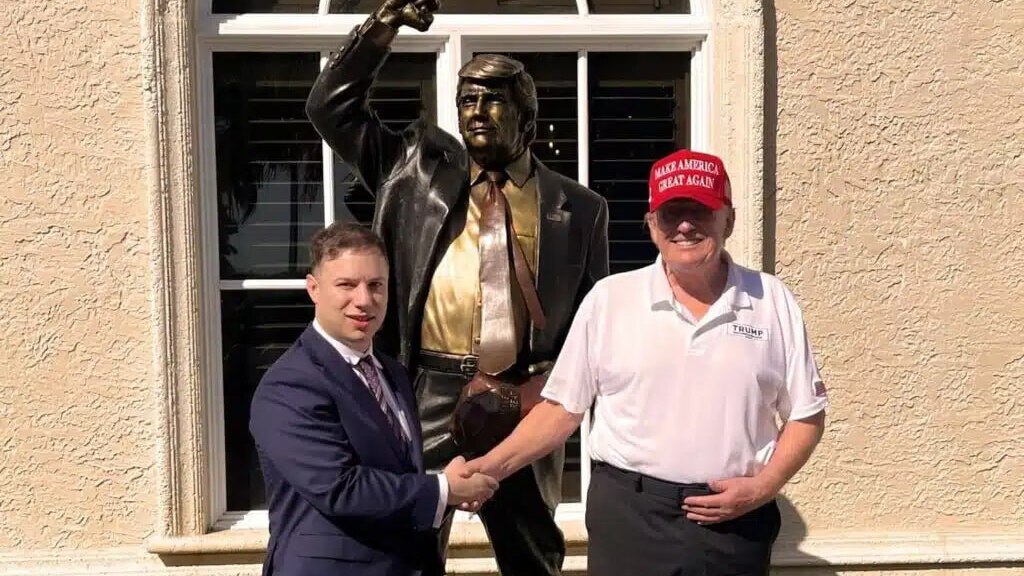 Трамп открыл памятник самому себе как символ стойкости