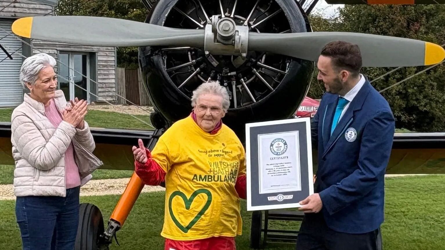 99-летняя британка установила мировой рекорд, пролетев на крыле самолета
