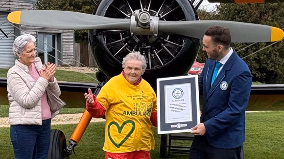 99-летняя британка установила мировой рекорд, пролетев на крыле самолета
