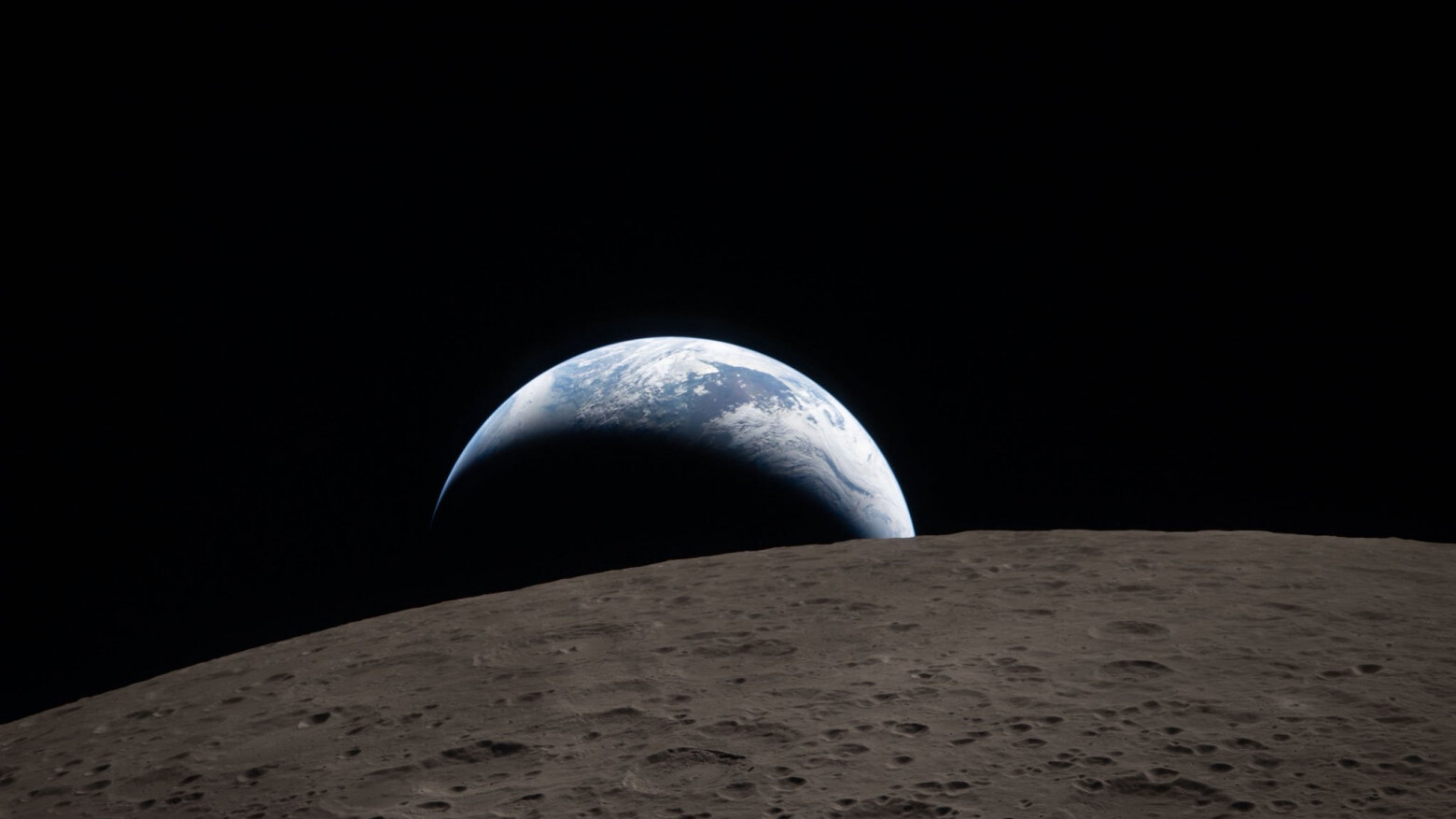 NASA показало первые фотографии с обратной стороны Луны