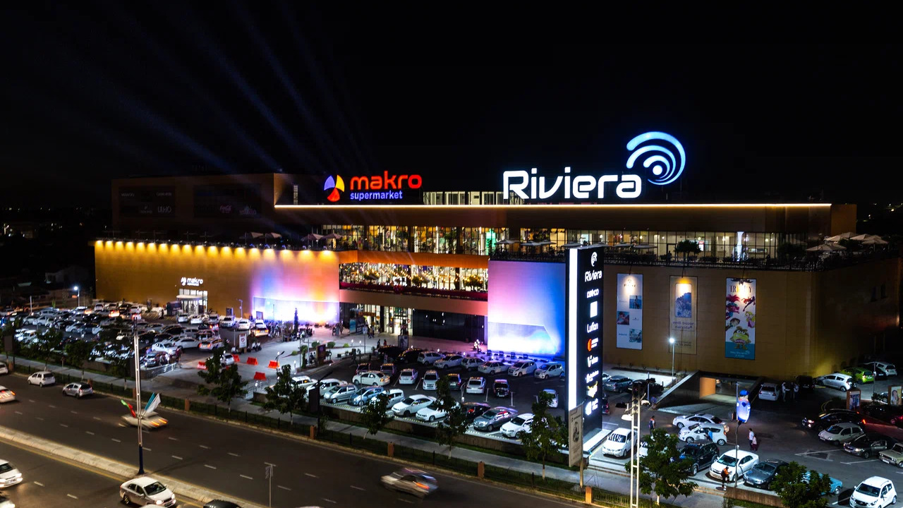 Музыкальное выступление в Riviera Mall